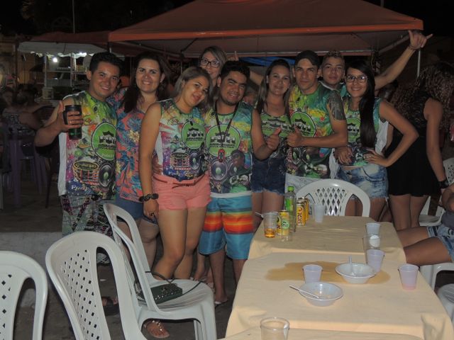 Público prestigia primeira noite de carnaval  - Imagem 33