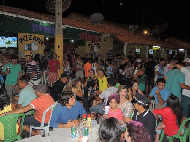 Público prestigia primeira noite de carnaval  - Imagem 10