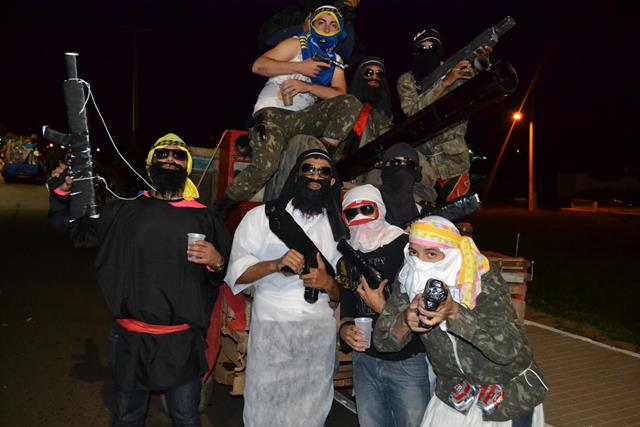 Venicio do Ó e prefeitos da região participam do corso em Valença   - Imagem 42