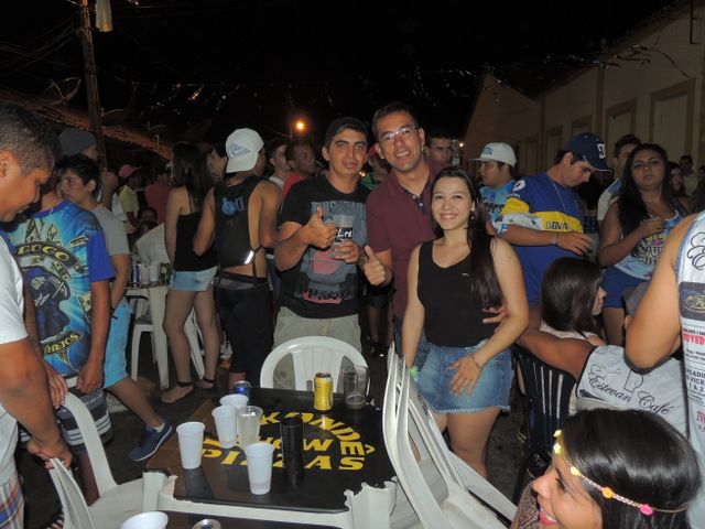 Público prestigia primeira noite de carnaval  - Imagem 5