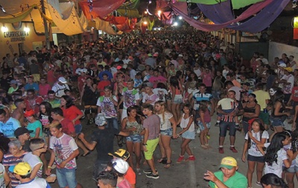 Público prestigia primeira noite de carnaval 