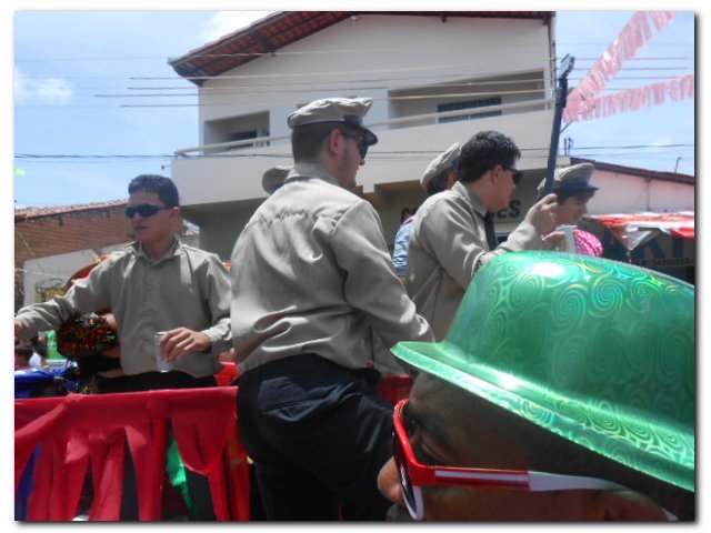 Bloco “Vai Quem Quer” arrasta multidão em Inhuma  - Imagem 2