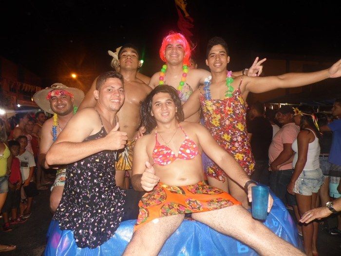 Bloco Os Gatões arrasta quase 25 mil pessoas para avenida - Imagem 36