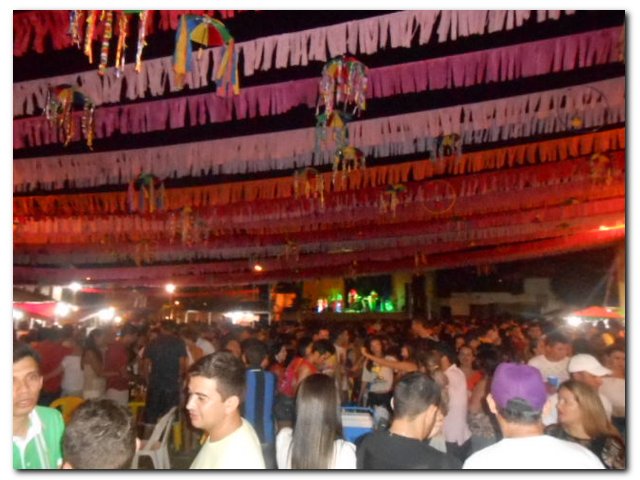Terceira noite de Carnaval em Inhuma atrai muitos foliões - Imagem 1