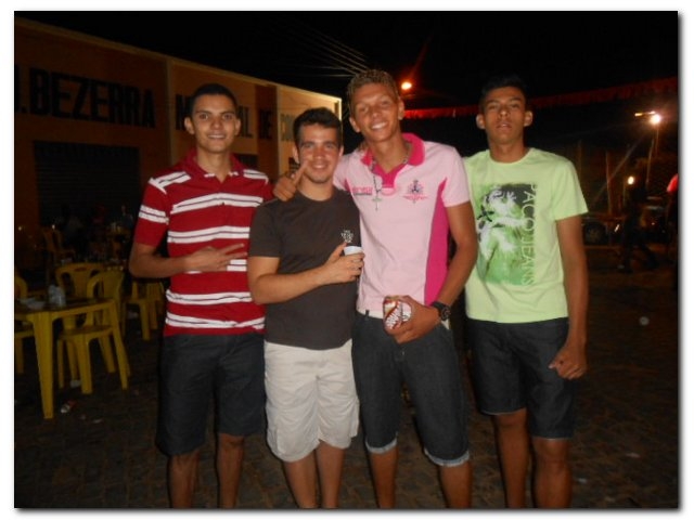 Terceira noite de Carnaval em Inhuma atrai muitos foliões - Imagem 28