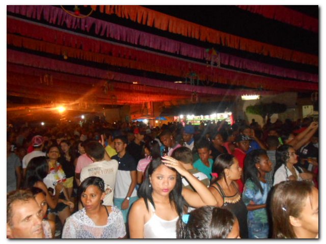 Terceira noite de Carnaval em Inhuma atrai muitos foliões - Imagem 10
