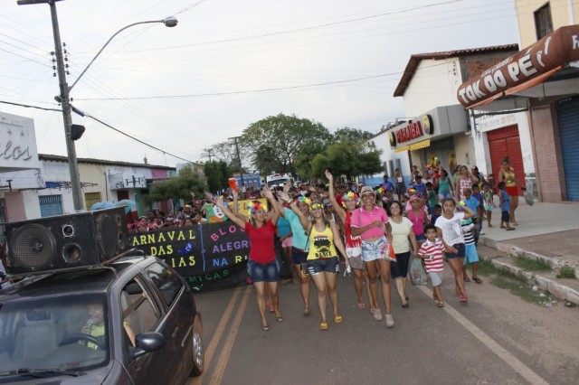 Blocos de rua animam segundo dia de carnaval em Miguel Alves - Imagem 6