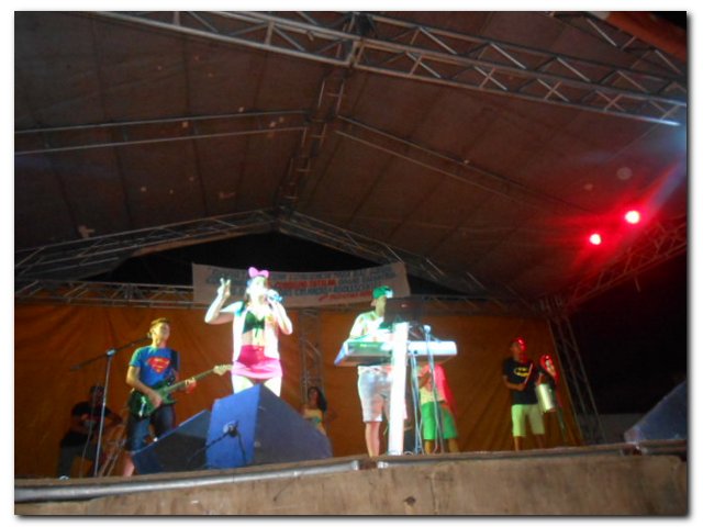 Terceira noite de Carnaval em Inhuma atrai muitos foliões - Imagem 9