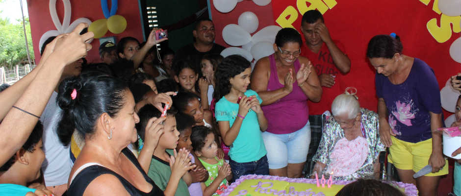 Senhora completa 100 anos e recebe homenagem surpresa família em São João do Arraial