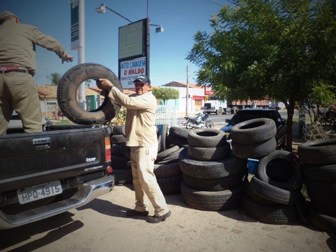 Secretaria de Saúde coleta pneus para combater a Dengue em Campo Maior - Imagem 1