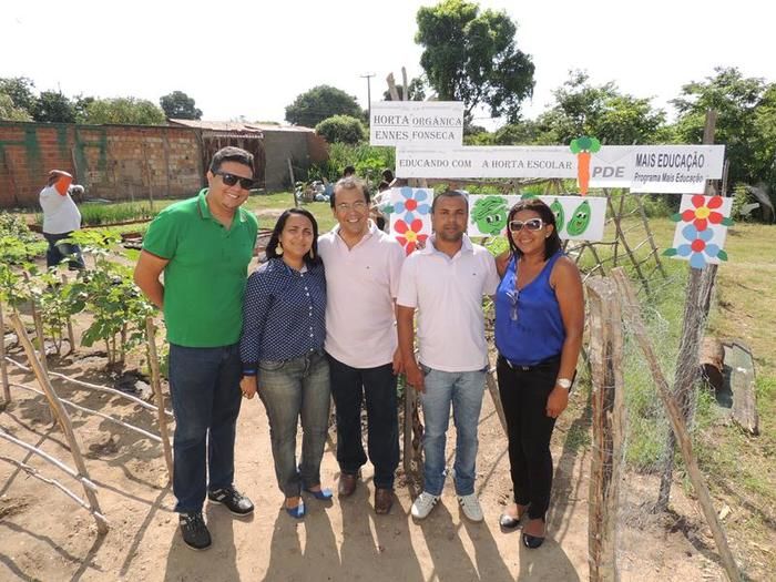 Prefeito Jonas Moura faz visita a horta cultivada por alunos da rede municipal - Imagem 4