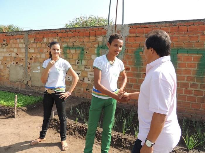 Prefeito Jonas Moura faz visita a horta cultivada por alunos da rede municipal - Imagem 1