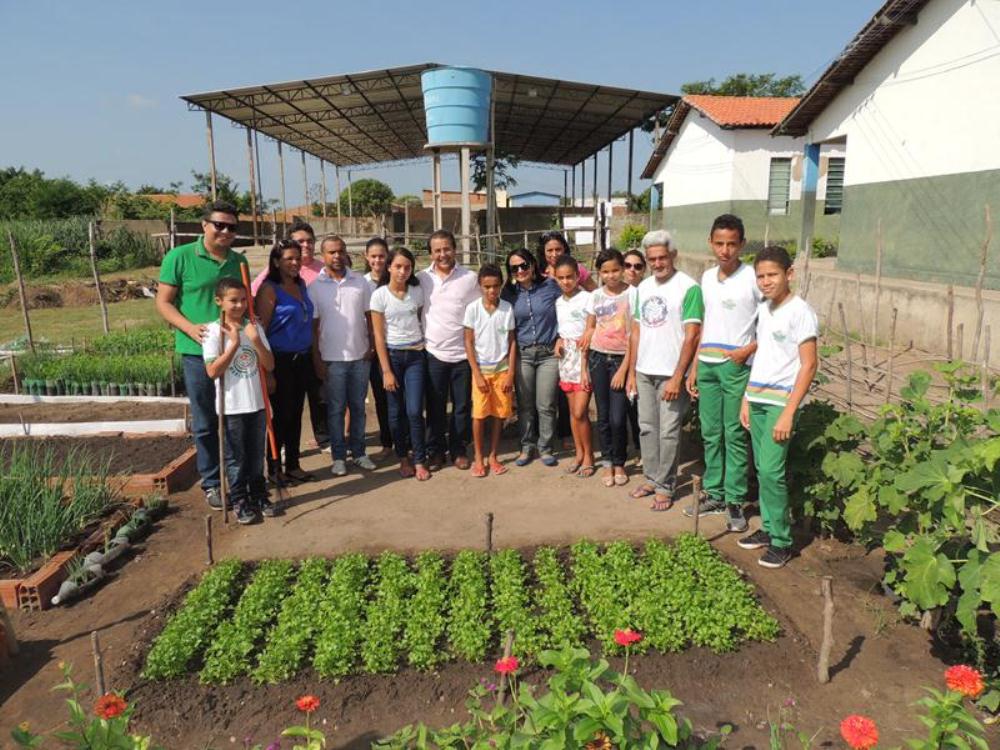 Prefeito Jonas Moura faz visita a horta cultivada por alunos da rede municipal