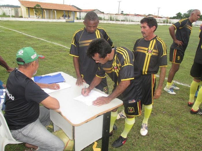 Demerval Lobão vence o time de Curralinhos na abertura do Campeonato dos quarentões em Agricolândia - Imagem 9