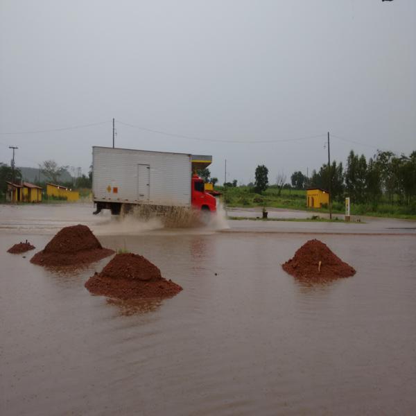 Fortes chuvas alagam trecho da BR-316 próximo a Elesbão Veloso e dificulta trânsito  - Imagem 4