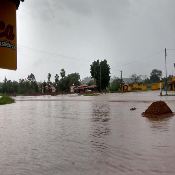 Fortes chuvas alagam trecho da BR-316 próximo a Elesbão Veloso e dificulta trânsito  - Imagem 1