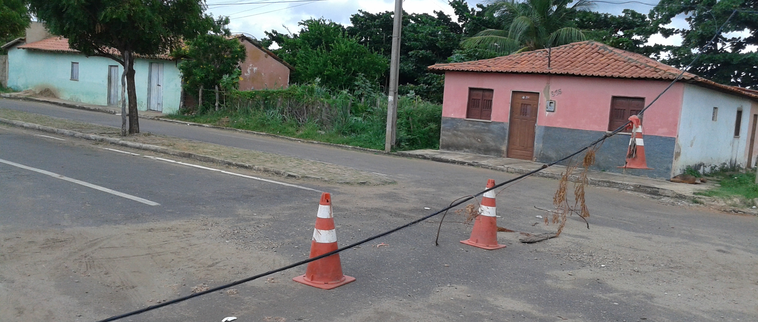 Fiação da rede telefônica sem reparos causa transtornos e acidentes em Oeiras