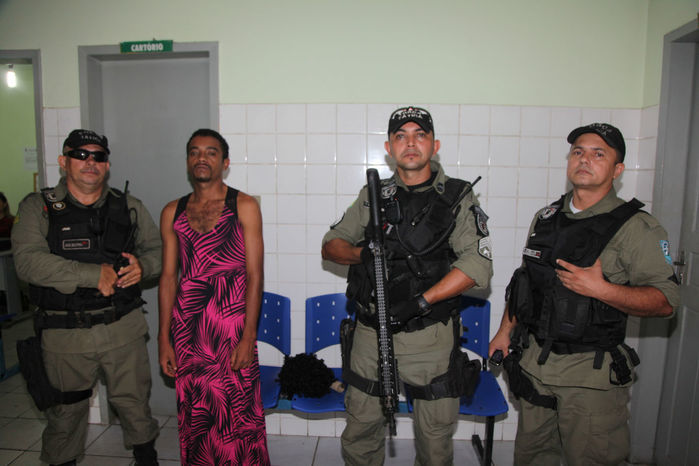 Assaltante é preso escondido debaixo de cama e vestido de mulher - Imagem 3