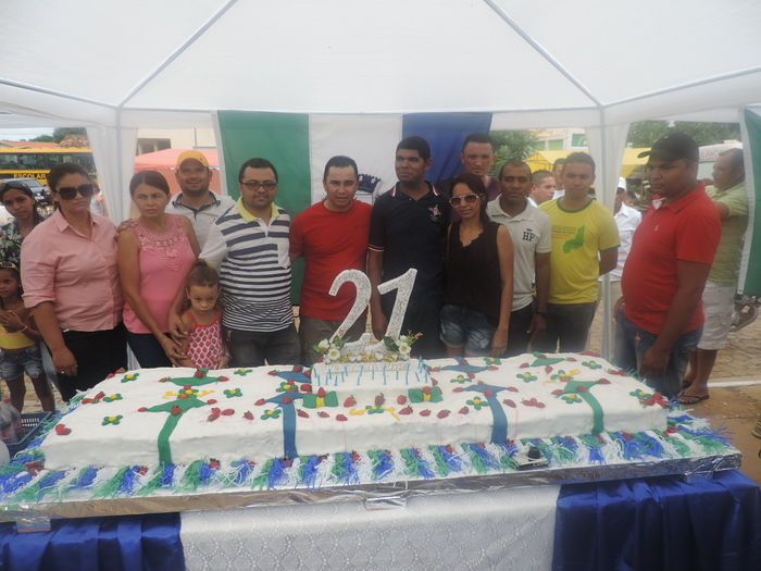 Prefeito faz corte do bolo de 21 anos da cidade - Imagem 2