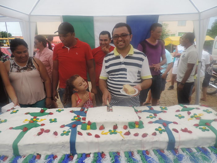 Prefeito faz corte do bolo de 21 anos da cidade - Imagem 11