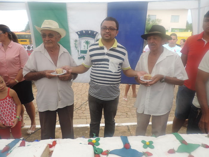 Prefeito faz corte do bolo de 21 anos da cidade - Imagem 12