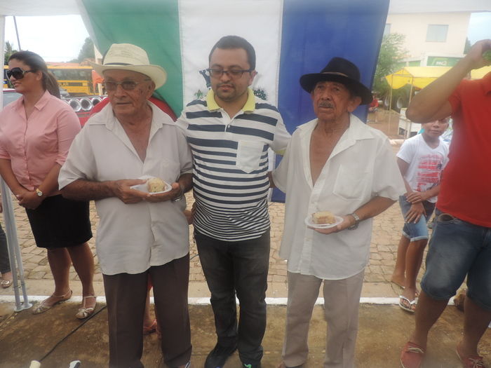 Prefeito faz corte do bolo de 21 anos da cidade - Imagem 14