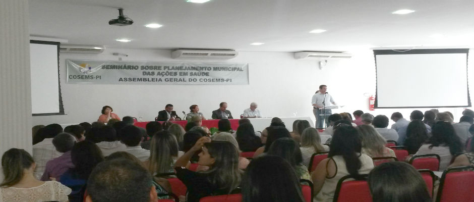 Secretário de Saúde Paulo Rocha participa de seminário promovido pelo Cosems