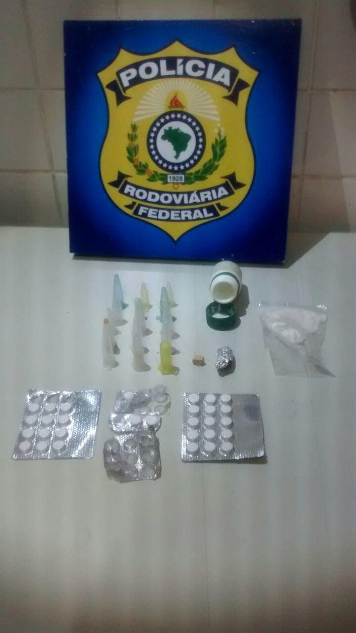 Em uma única ação, PRF prende 2 (dois) motoristas de ônibus e 1 (um) passageiro por porte de drogas - Imagem 1