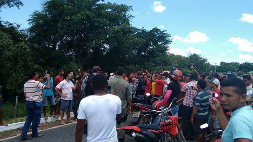 Moradores fazem protesto para dar visibilidade ao desaparecimento de rapaz em Palmeirais - Imagem 2