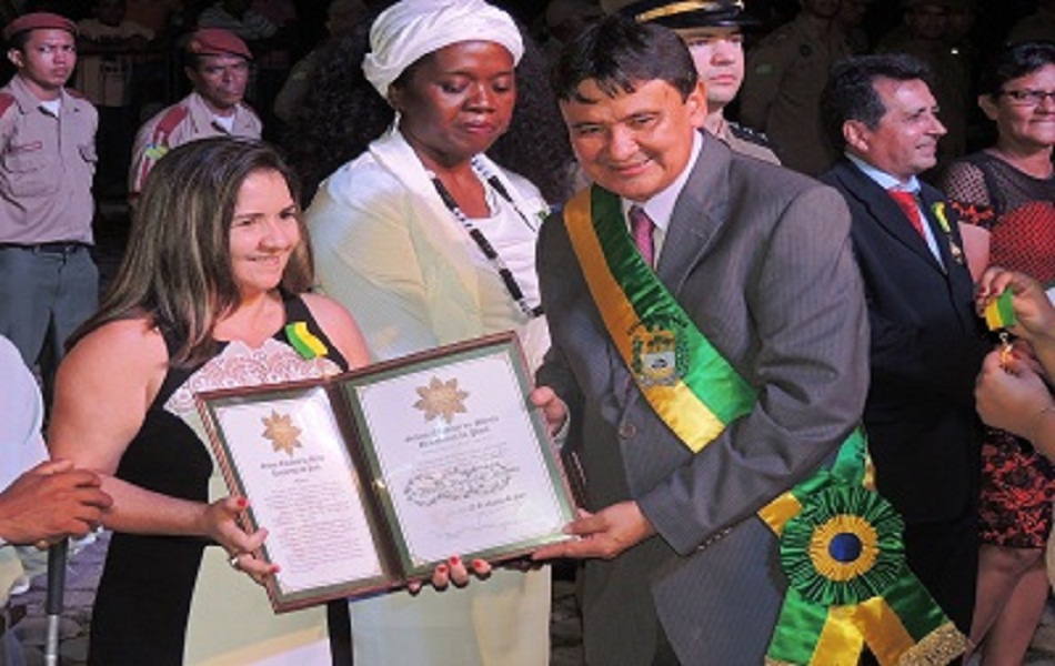 Prefeita Neuma Café é homenageada com medalha durante comemoração dos 192 anos da Batalha do Jenipapo