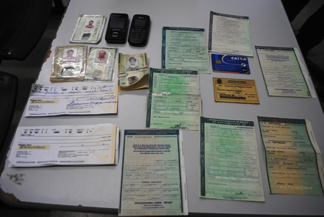 Dupla é presa usando cheques e documentos falsos em Campo Maior - Imagem 2