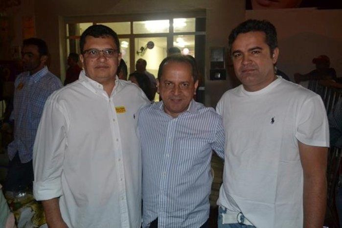 Prefeitura de Pimenteiras beneficia comunidade Baixio com banheiros - Imagem 1