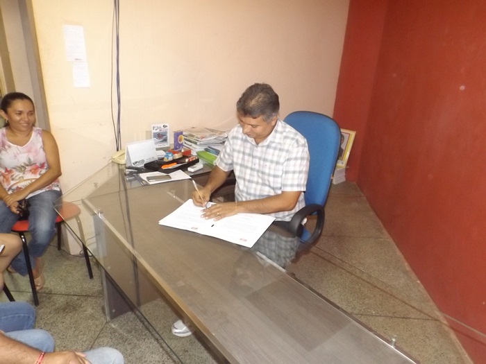 Prefeito Zé Henrique empossa dois concursados de 2011 - Imagem 2