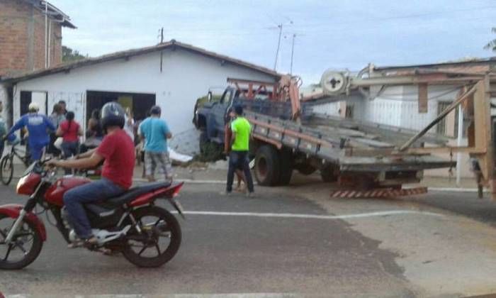 Caminhão desgovernado invade casa em Campo Maior - Imagem 1