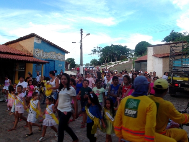 Secretarias realizam caminhada em comemoração ao Dia Internacional da Mulher - Imagem 14