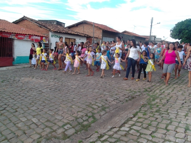 Secretarias realizam caminhada em comemoração ao Dia Internacional da Mulher - Imagem 13