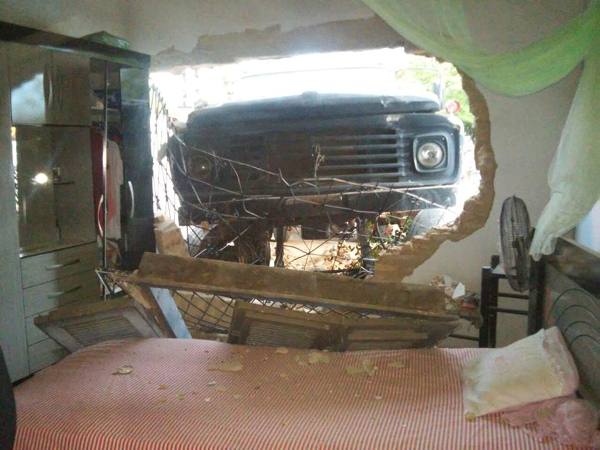 Caminhão desgovernado invade casa em Campo Maior - Imagem 2