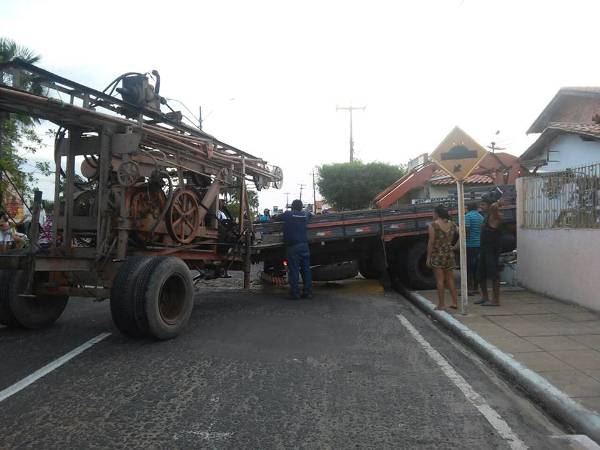 Caminhão desgovernado invade casa em Campo Maior - Imagem 4