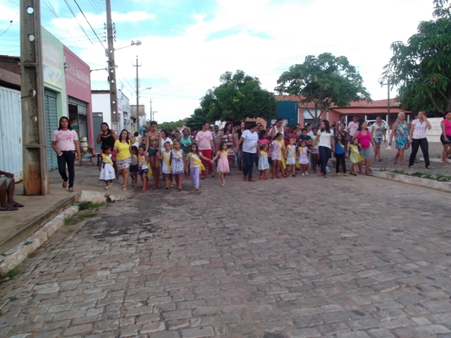 Secretarias realizam caminhada em comemoração ao Dia Internacional da Mulher - Imagem 17