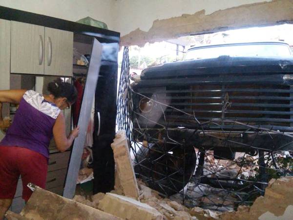 Caminhão desgovernado invade casa em Campo Maior - Imagem 3
