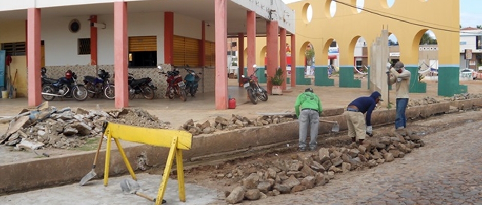 Prefeitura recupera trechos de calçamento próximo a rodoviária de Esperantina