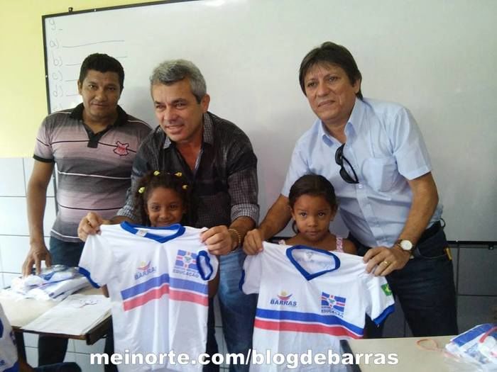 Educação: Prefeito Edílson Capote distribui fardamento escolar na rede pública - Imagem 2