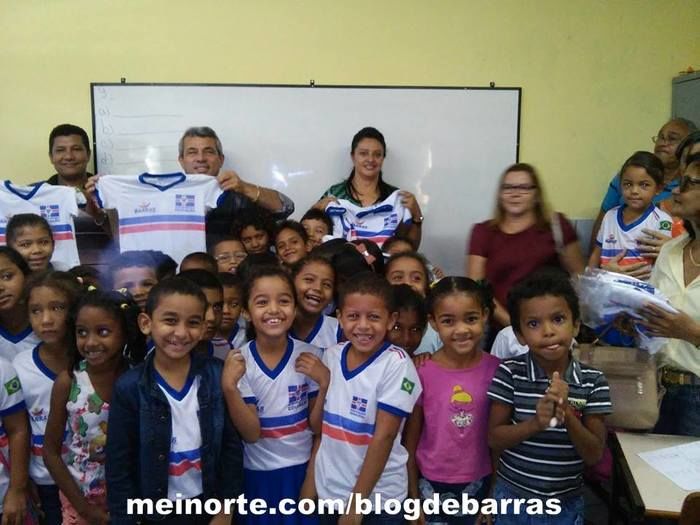 Educação: Prefeito Edílson Capote distribui fardamento escolar na rede pública - Imagem 1