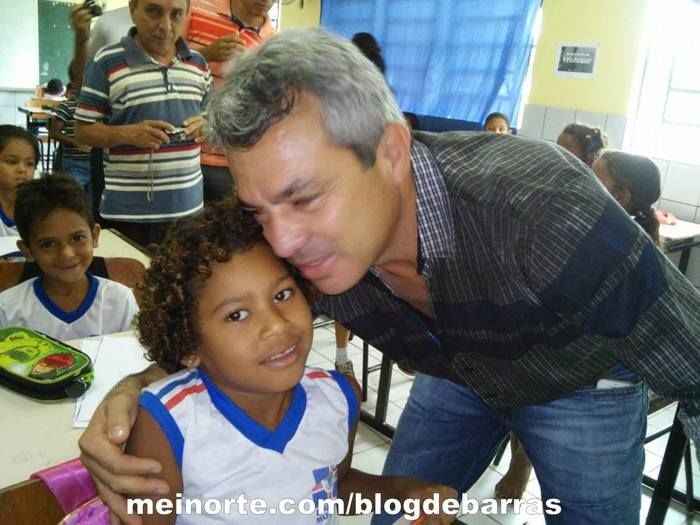 Educação: Prefeito Edílson Capote distribui fardamento escolar na rede pública - Imagem 3