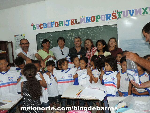 Educação: Prefeito Edílson Capote distribui fardamento escolar na rede pública - Imagem 4