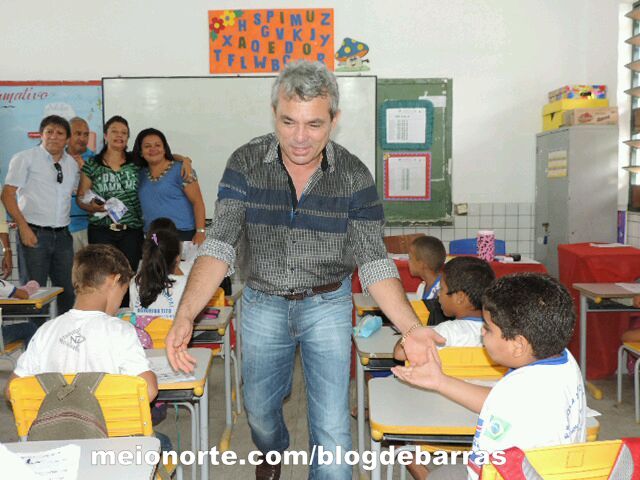 Educação: Prefeito Edílson Capote distribui fardamento escolar na rede pública - Imagem 13