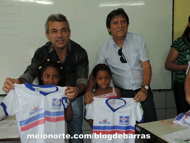 Educação: Prefeito Edílson Capote distribui fardamento escolar na rede pública - Imagem 8