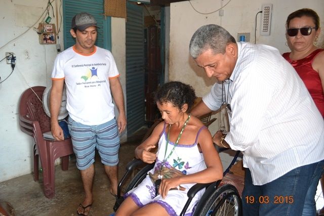 Prefeitura faz entrega de cadeiras de rodas para portadores de necessidades especiais - Imagem 5