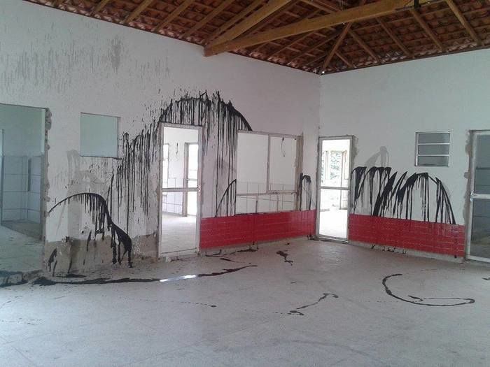 JUAZEIRO DO PIAUÍ: Vândalos picham paredes e quebram vitrôs da Creche Municipal - Imagem 1