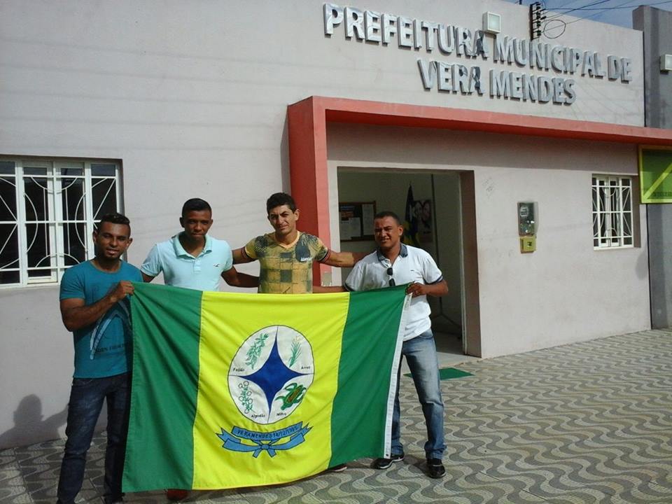Jovens de Vera Mendes conquistam troféus e medalhas na Copa Integração 2015 de Capoeira.